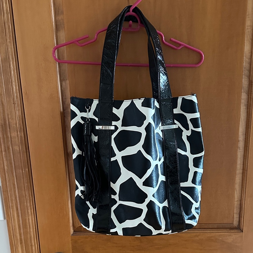 Stylish Black and White Tote Bag - Picture 2 of 16